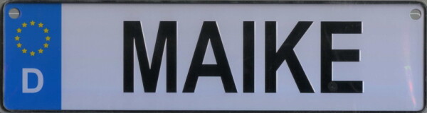 NAMENSSCHILD in Autokennzeichenform  Maike (26x7cm)